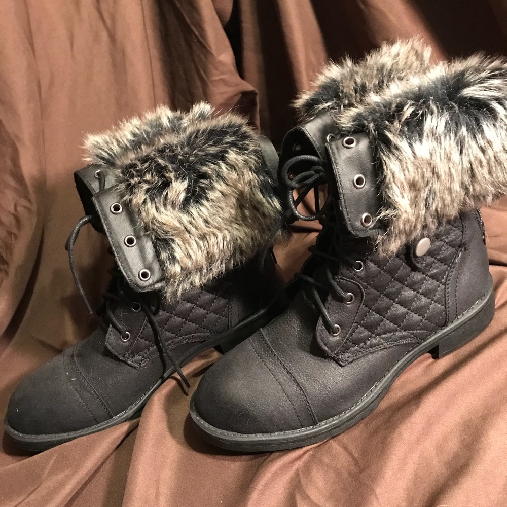 BOOTS SIZE 8